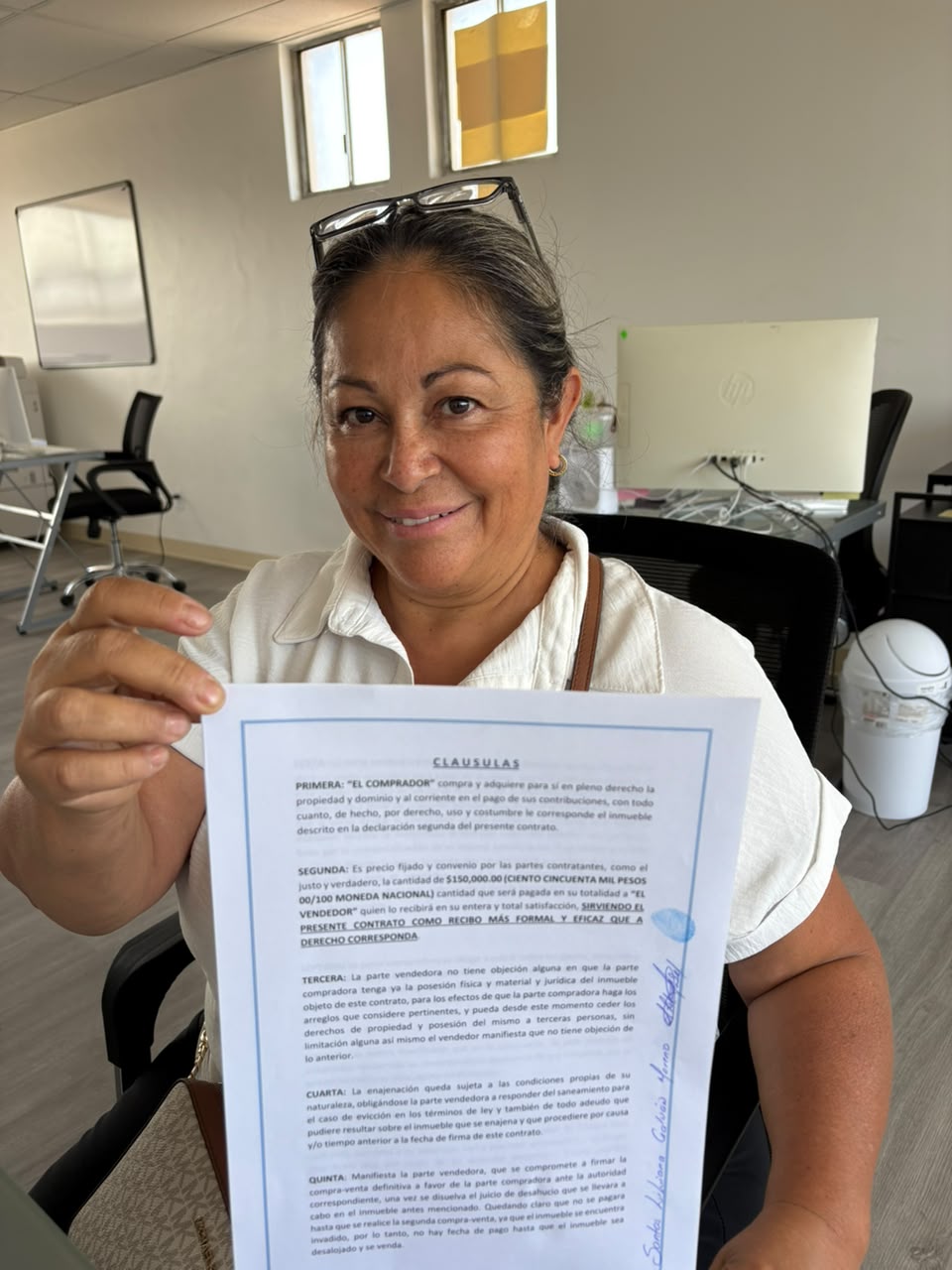 Cliente firmando documentación de venta de casa