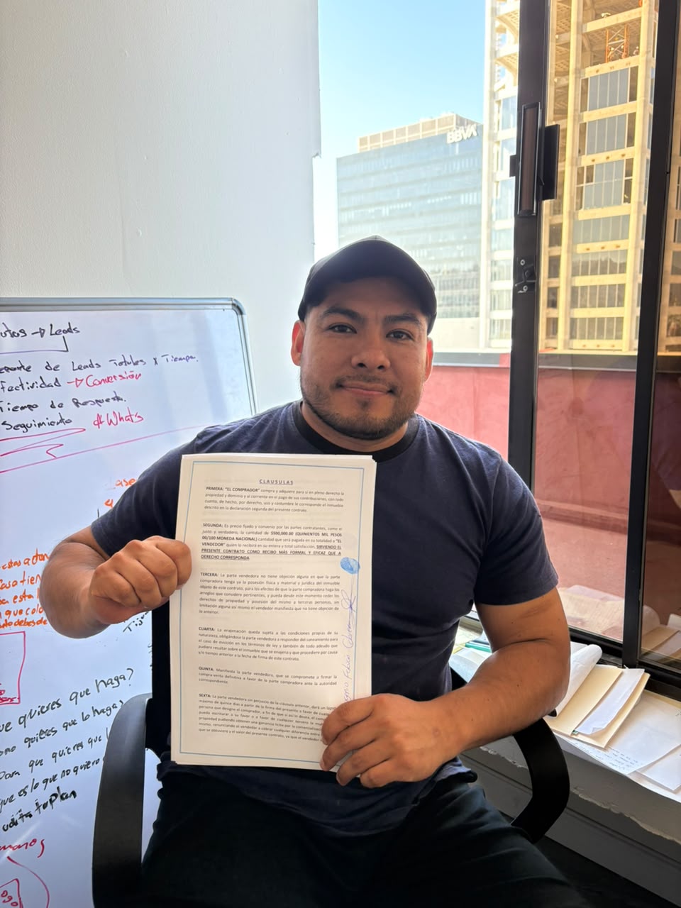 Cliente mostrando contrato de cláusulas firmado