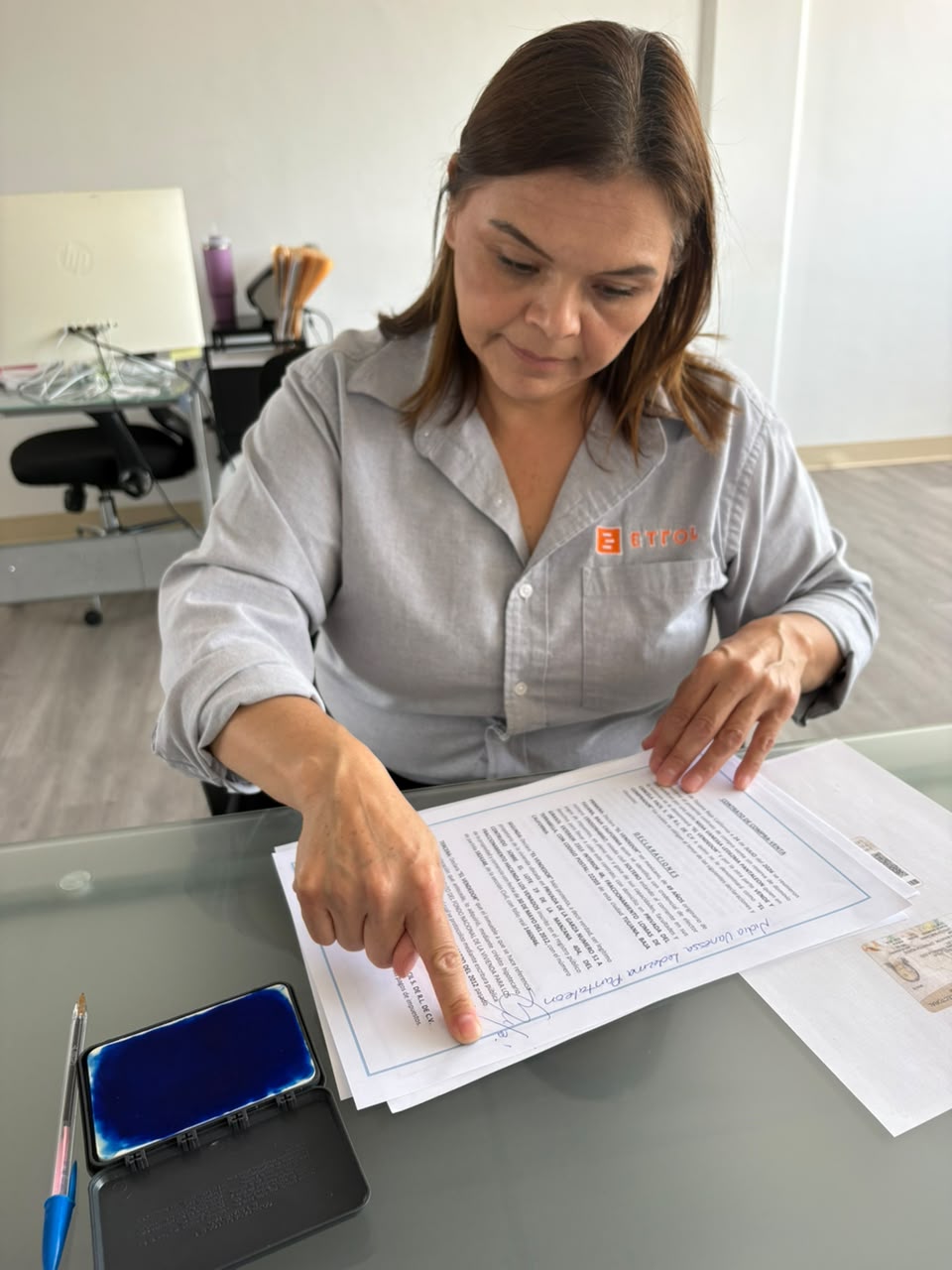 Proceso de venta de propiedad en oficina