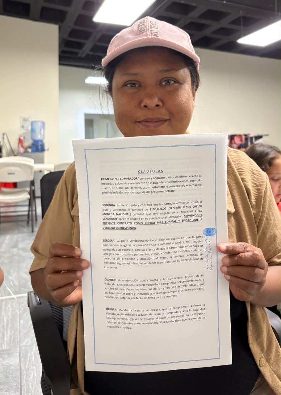 Cliente mostrando contrato de cláusulas firmado