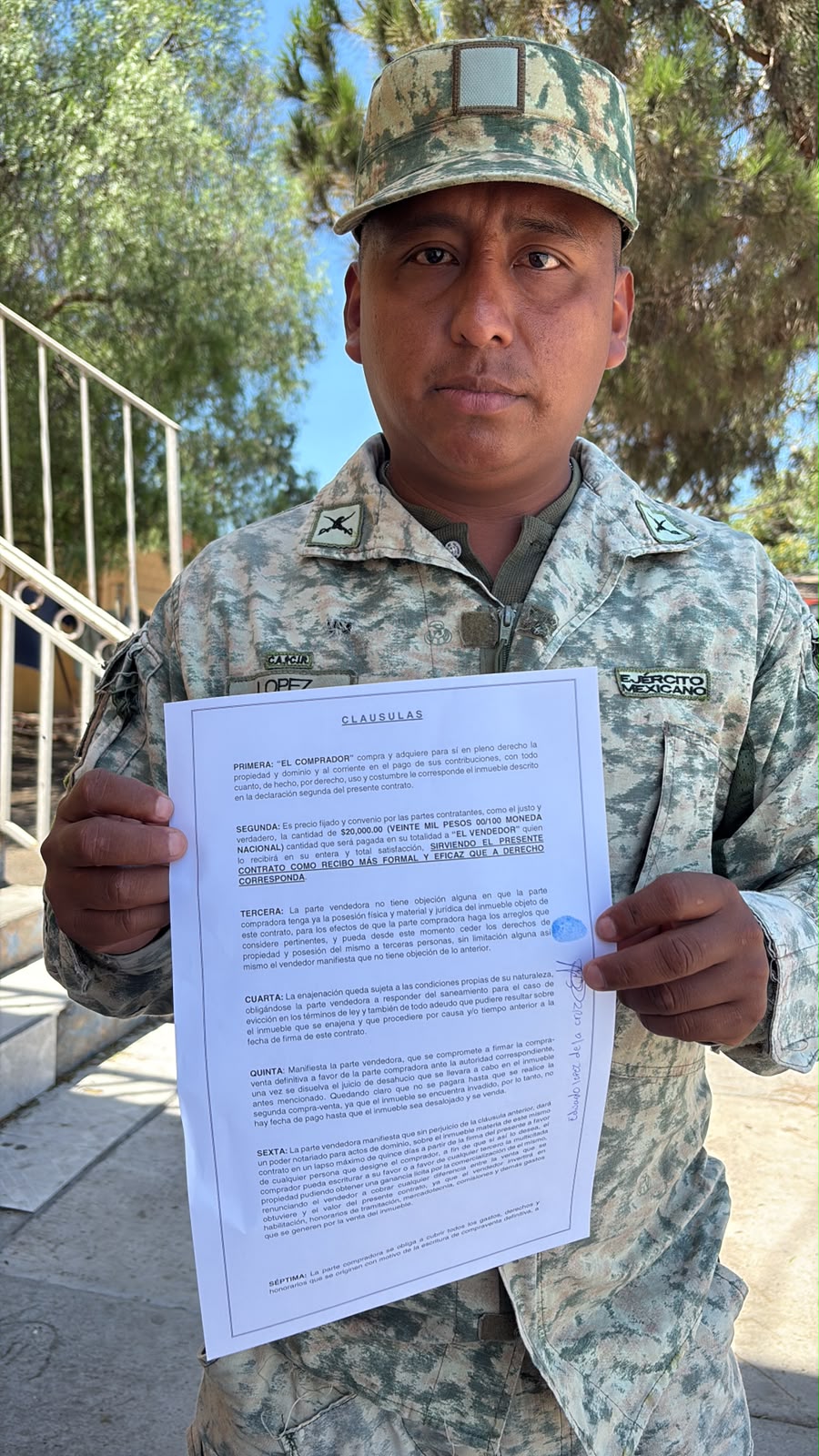 Cliente mostrando contrato de cláusulas firmado