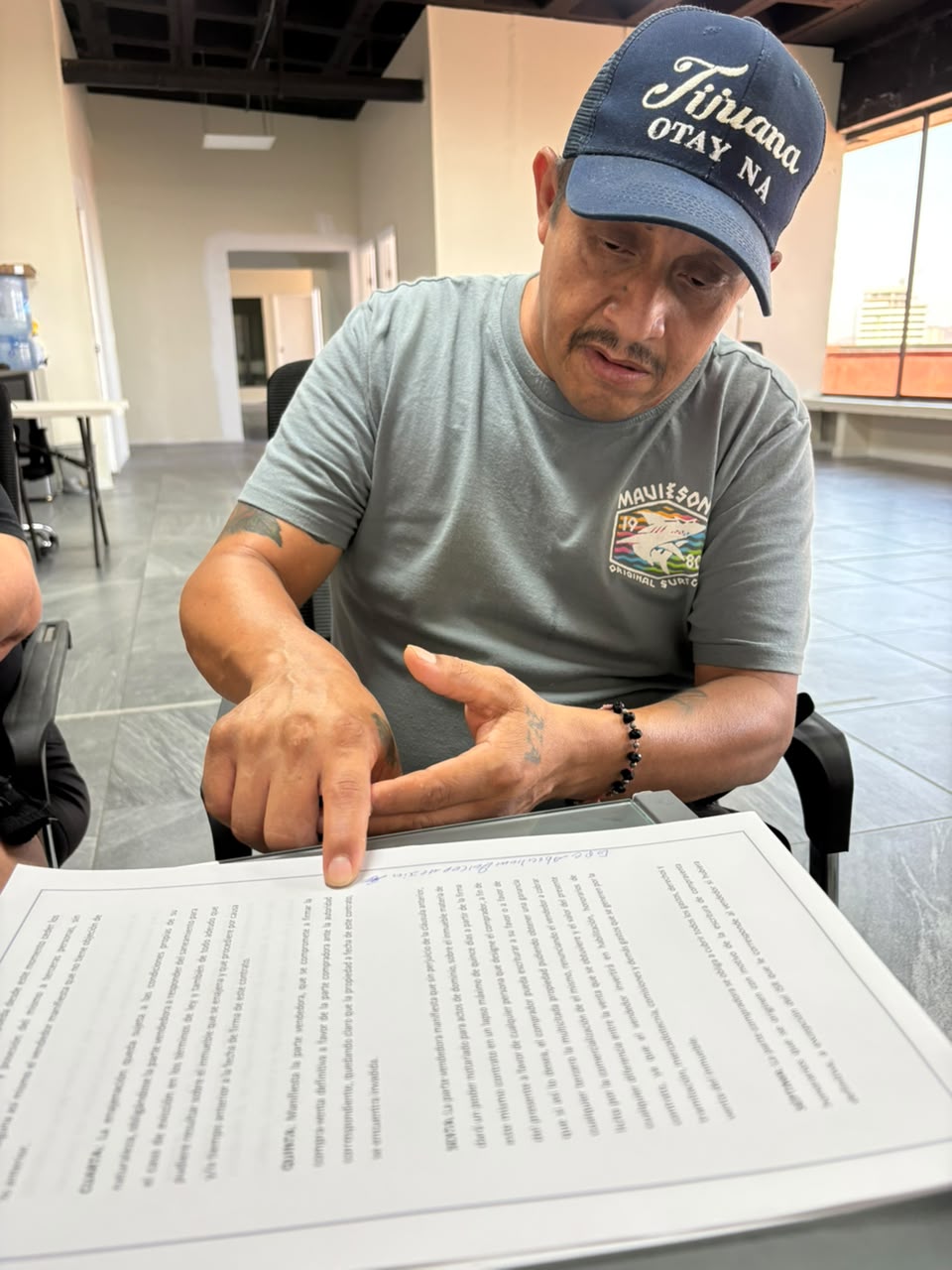 Cliente revisando cláusulas del contrato de venta