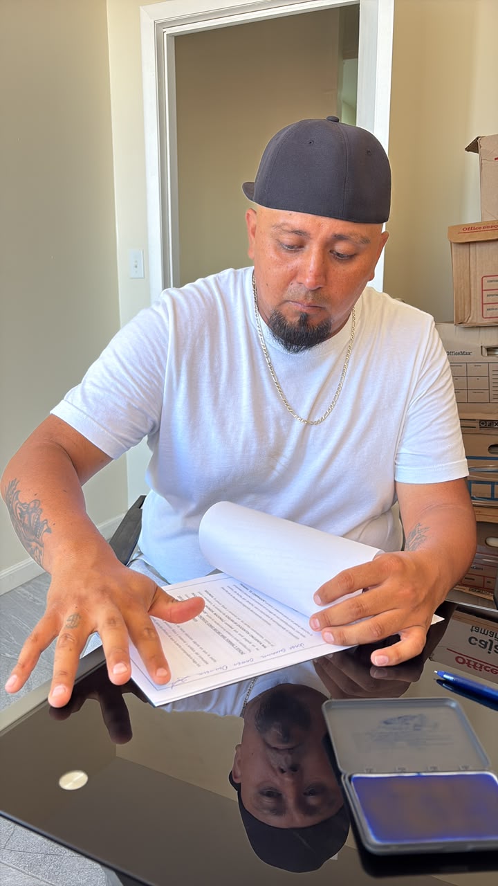 Cliente firmando contrato con sello notarial