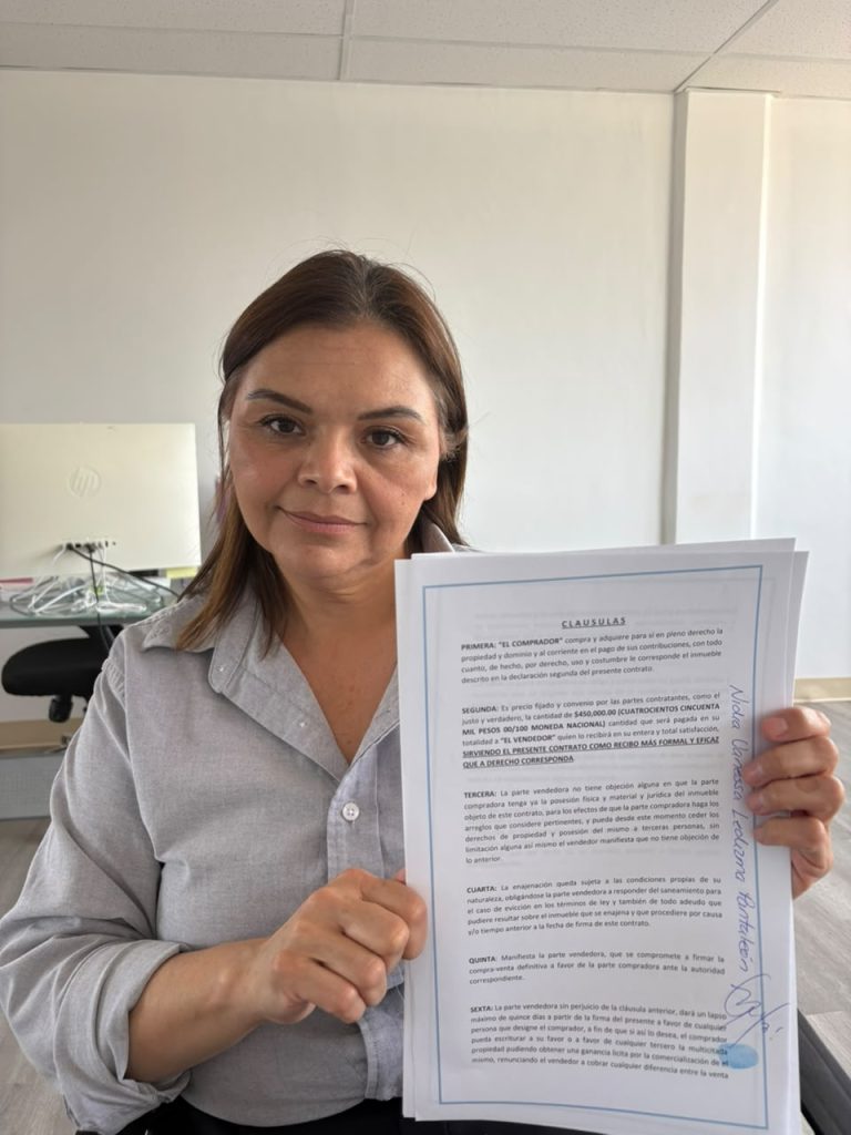 Cliente mostrando contrato de venta con crédito liquidado